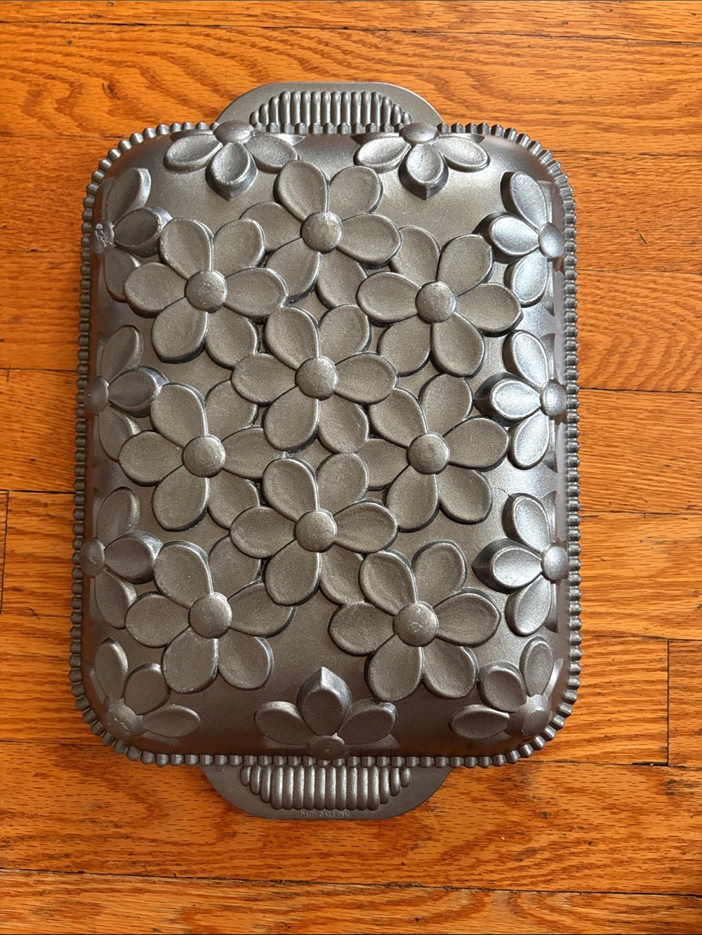 Nordic Ware Daisy Baking Pan - Picture 2 of 4